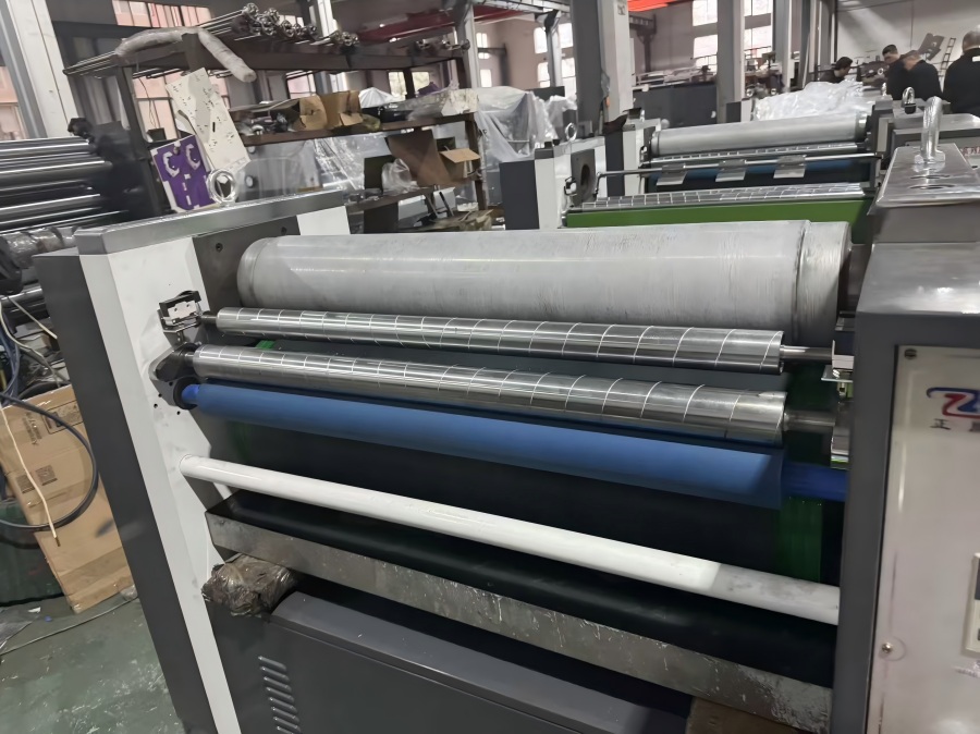 नवीन STAR चे YF-920C औद्योगिक दर्जाचे एम्बॉसिंग मशीन उत्पादनात!